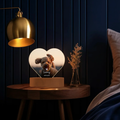 Luce notturna LED personalizzata a forma di cuore con foto di cane e incisione su base in legno.