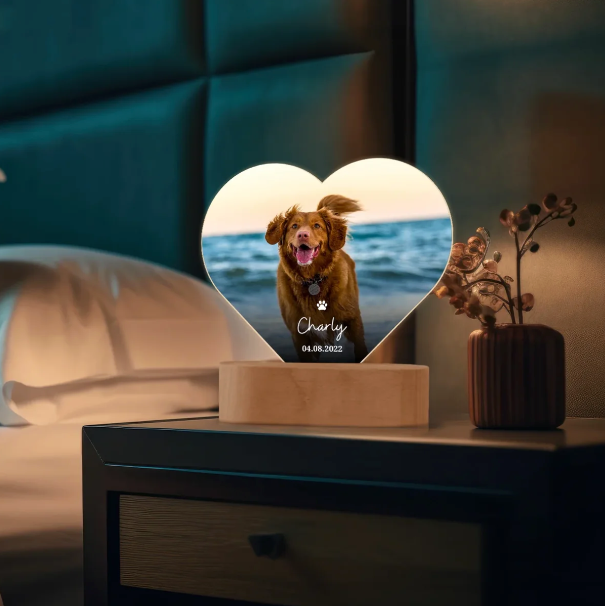 Luce notturna LED personalizzabile a forma di cuore con foto di cane e incisione su base in legno.