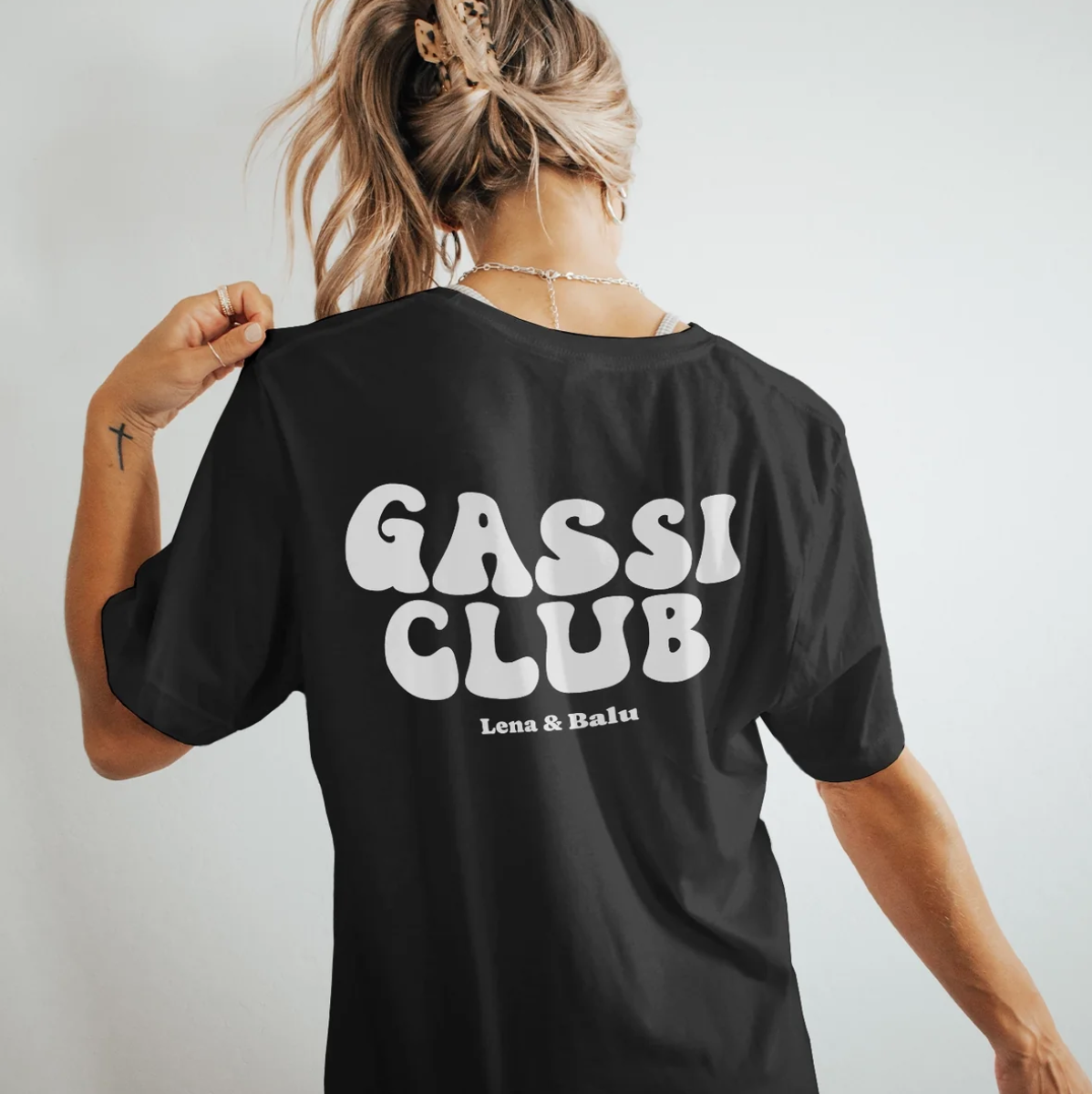 T-shirt nera con la scritta bianca "Gassi Club" sul retro e nomi aggiunti.