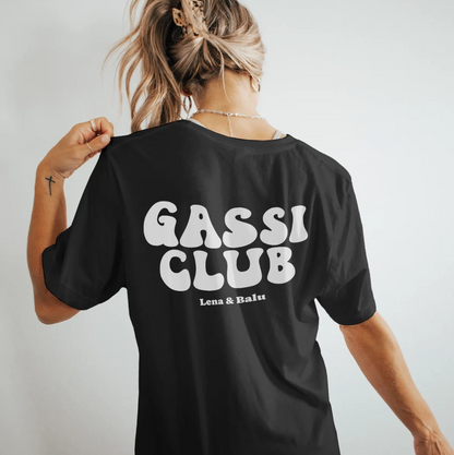 T-shirt nera con la scritta bianca "Gassi Club" sul retro e nomi aggiunti.