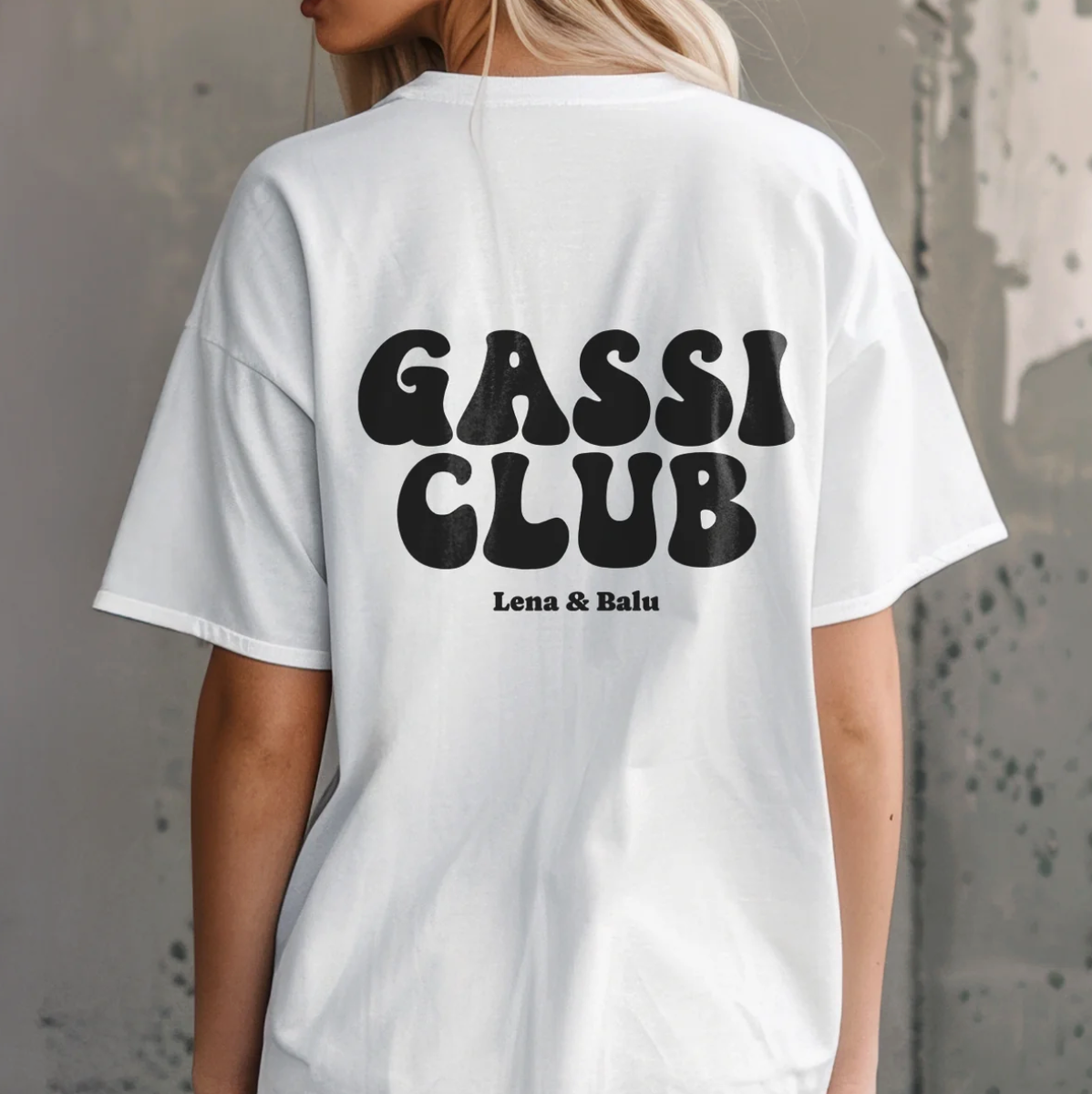 T-shirt bianca con la scritta nera "GASSI CLUB" e i nomi "Lena & Balu" sul retro.