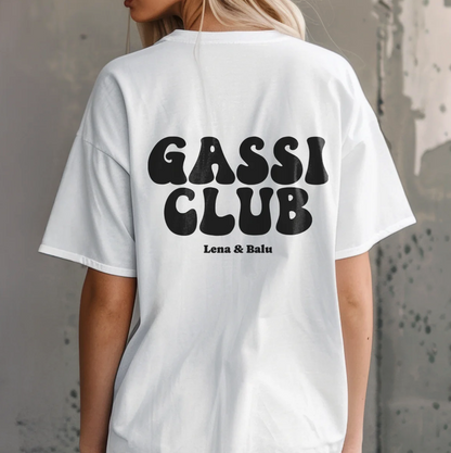 T-shirt bianca con la scritta nera "GASSI CLUB" e i nomi "Lena & Balu" sul retro.
