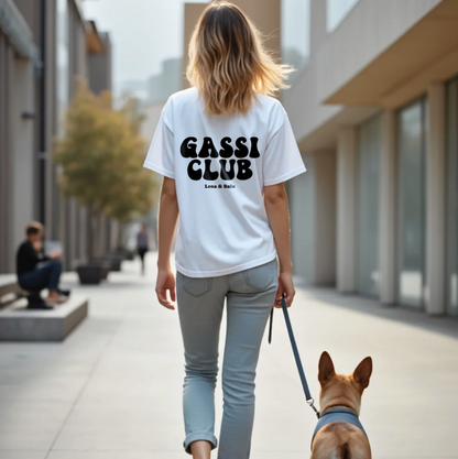 T-shirt bianca con la scritta nera "Gassi CLUB" e "Lena & Balu" sul retro, persona con cane.