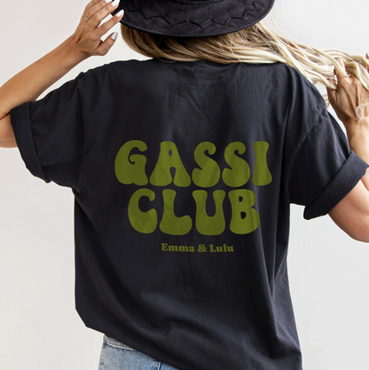T-shirt nera con la scritta verde "Gassi Club" e nomi personalizzati sul retro.
