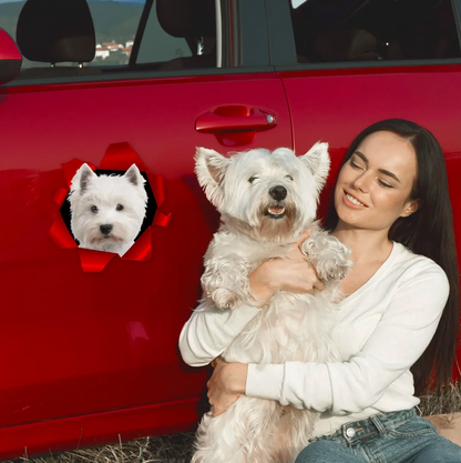 Persona con un cane bianco, auto rossa sullo sfondo, adesivo per auto con foto di cane.