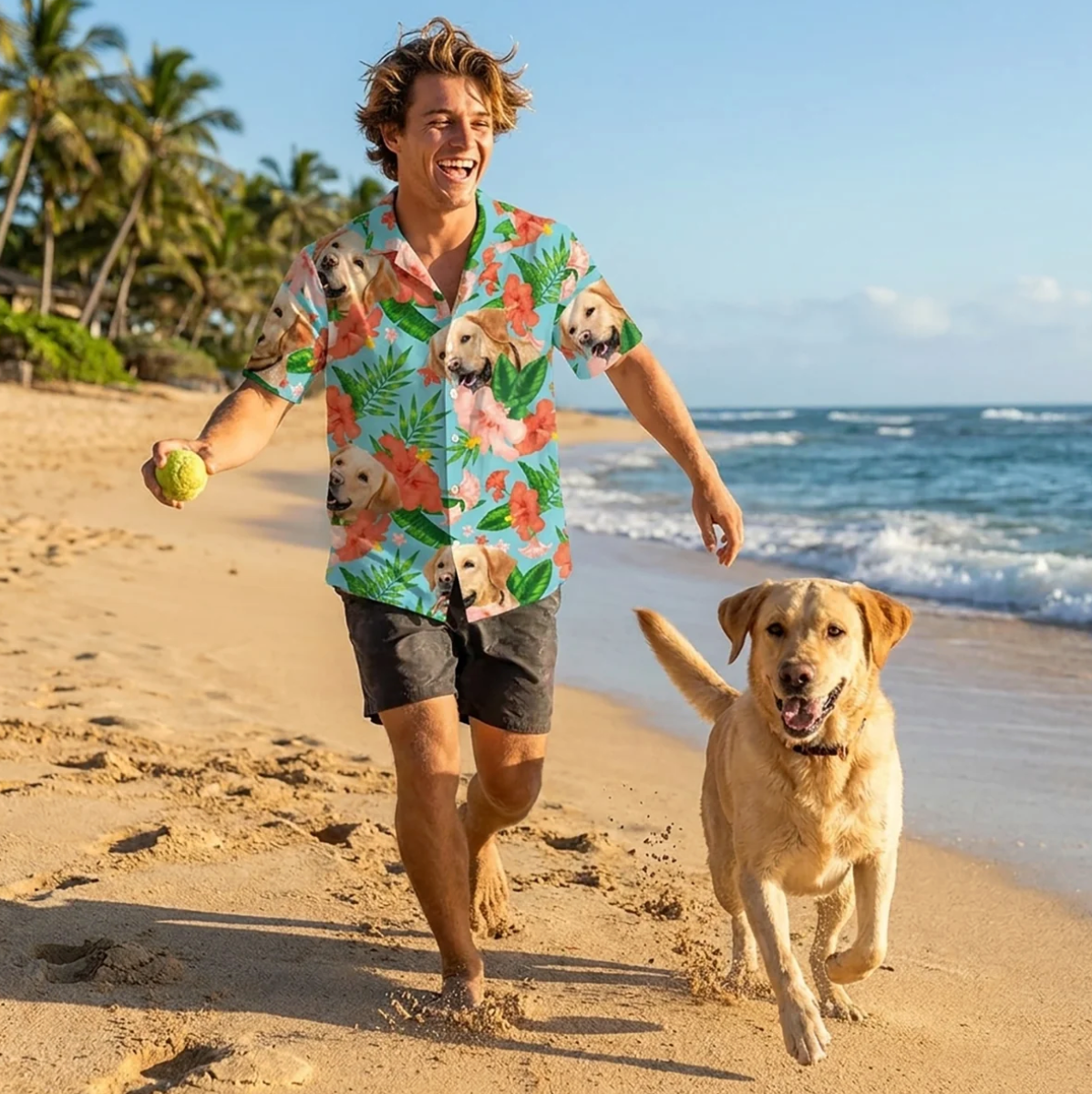 Uomo con camicia hawaiana personalizzata con un cane in spiaggia in una giornata di sole. Camicia con fiori e cani colorati.