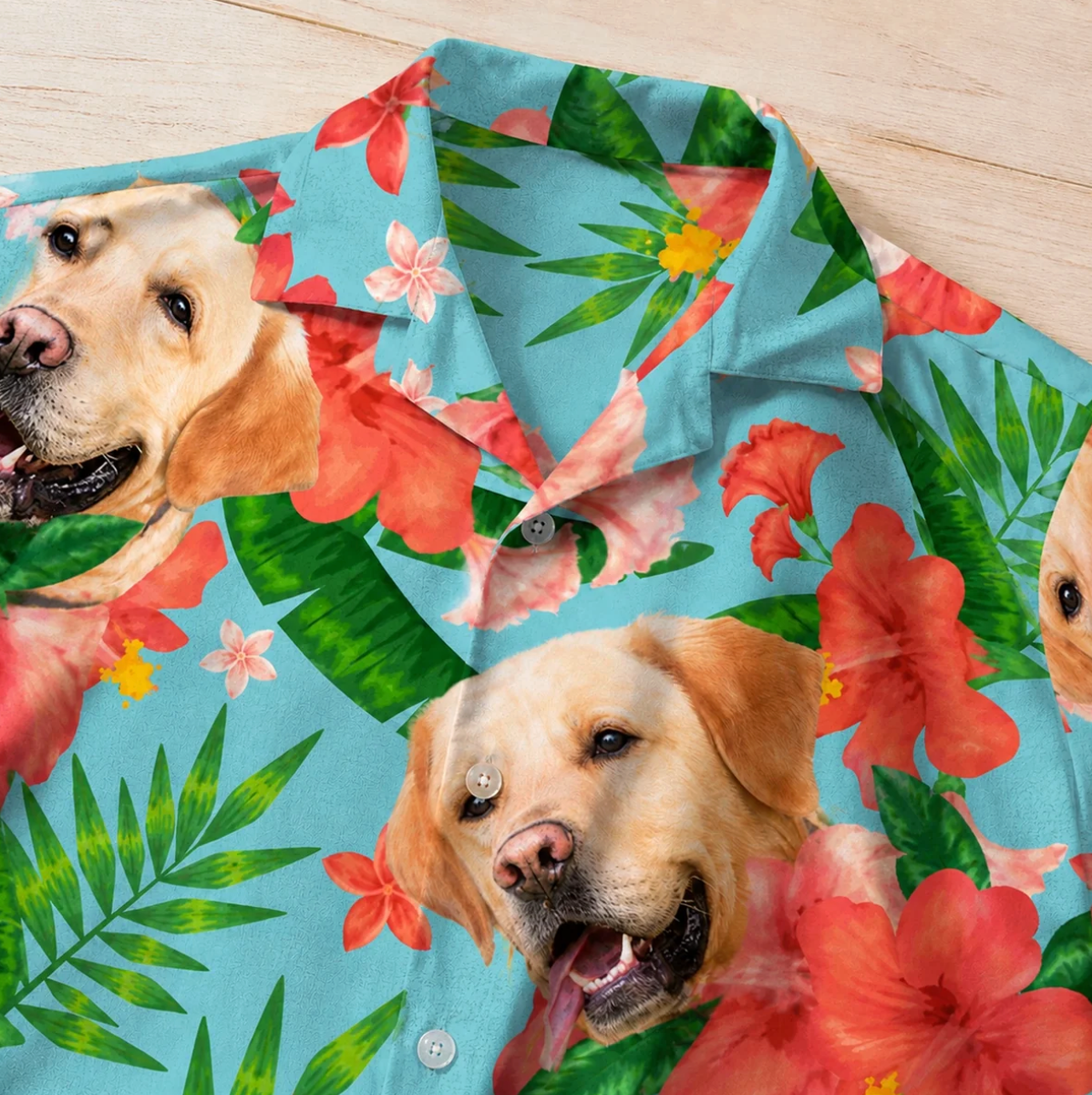 Camicia hawaiana personalizzata con motivi di cani, fantasia floreale colorata su sfondo turchese.