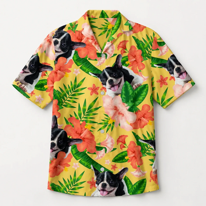 Camicia hawaiana personalizzata con fantasia colorata di fiori e cani su sfondo giallo.