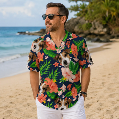 Uomo con camicia hawaiana personalizzata con motivi di cani e fiori colorati, in spiaggia.