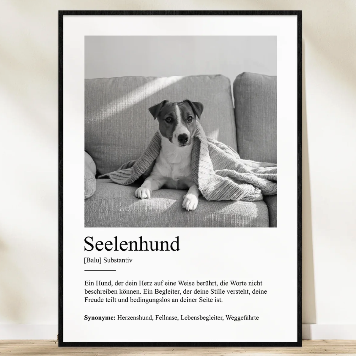Poster personalizzabile con il testo "Seelenhund" e un cane su un divano. Design in bianco e nero.