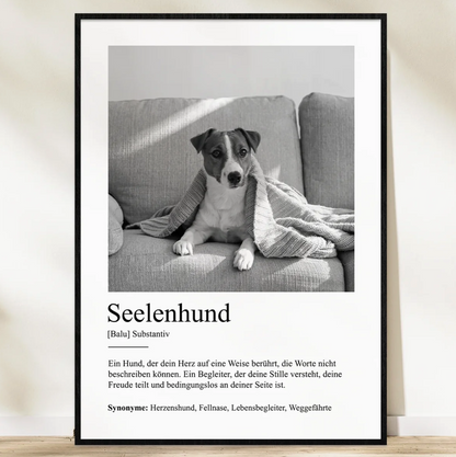 Poster personalizzabile con il testo "Seelenhund" e un cane su un divano. Design in bianco e nero.