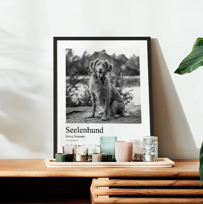 Poster in bianco e nero con foto di cane, il testo "Seelenhund" e la definizione, in una cornice nera.