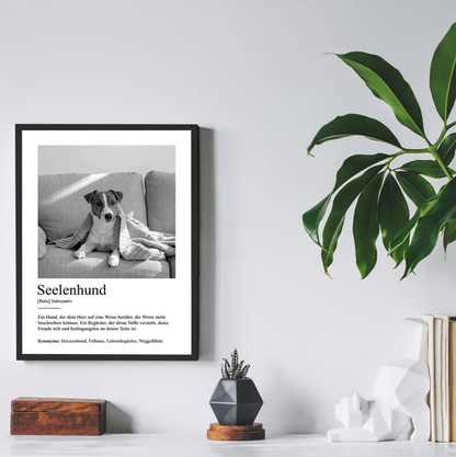 Decorazione da parete personalizzata con la parola "Seelenhund", design in bianco e nero, cane su un divano.