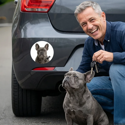 Adesivo per auto personalizzato con immagine di cane su un'auto grigia, accanto a un uomo sorridente con un cane.