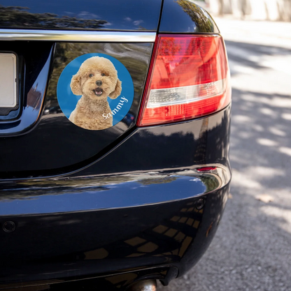 Adesivo per auto con foto di cane e il nome "Sammy" su un veicolo nero.