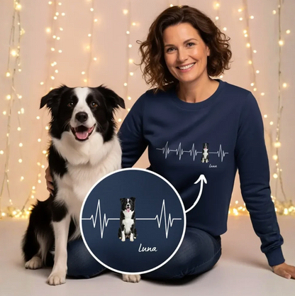 Felpa blu scuro personalizzata con motivo battito cardiaco e stampa di cane. Modella seduta con un cane.