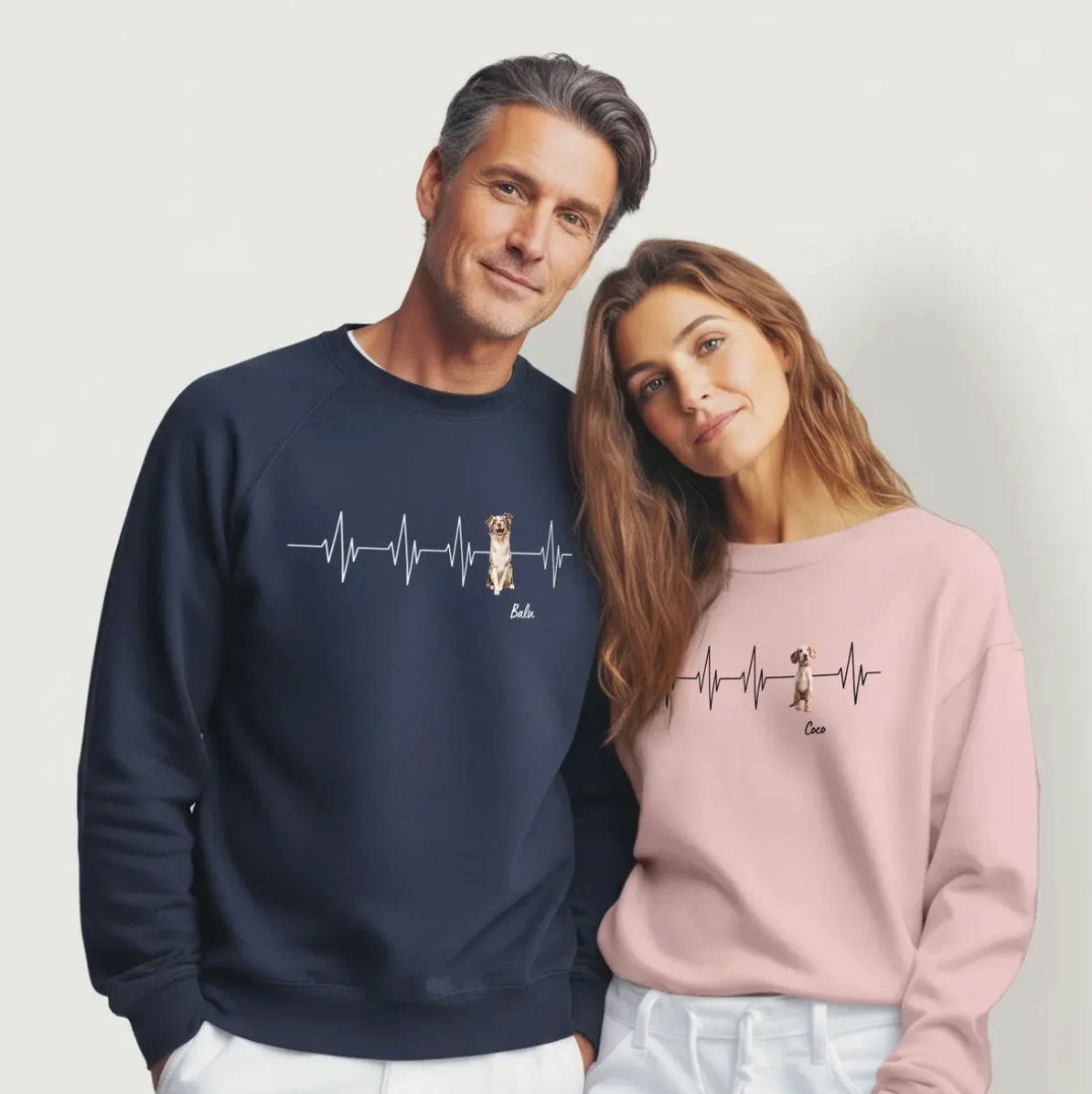 Due felpe personalizzate blu scuro e rosa con design battito cardiaco e motivi di cani.