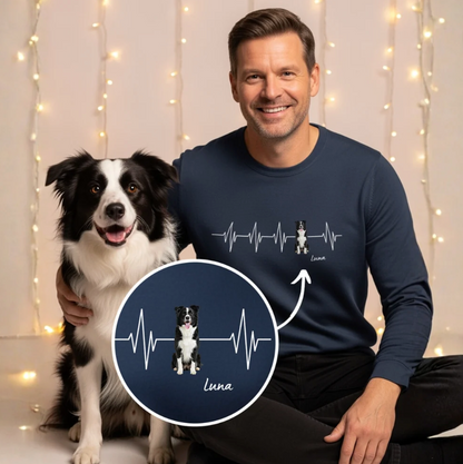 Felpa blu scuro con design battito cardiaco personalizzato e foto di cane. Modello seduto accanto a un cane.