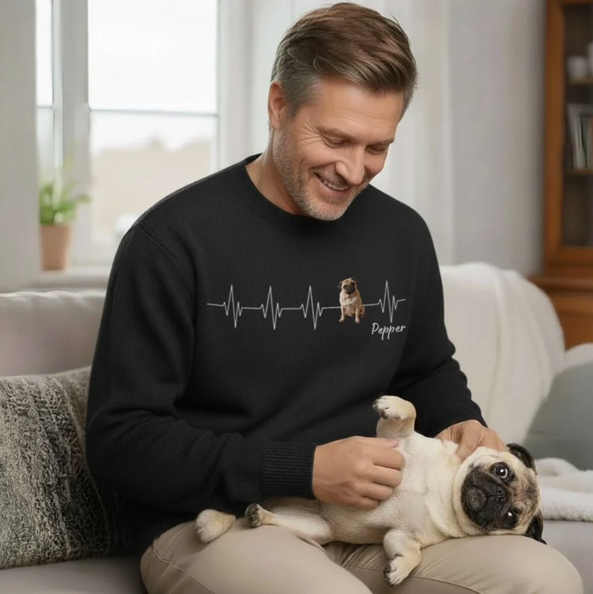 Felpa nera con motivo battito cardiaco e cane, indossata da un uomo.