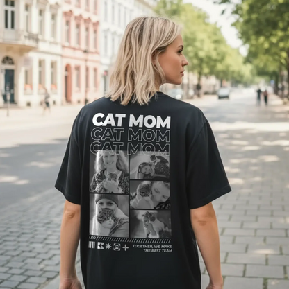 T-shirt nera con la scritta "Cat Mom" e collage di foto sul retro, ideale per gli amanti dei gatti.