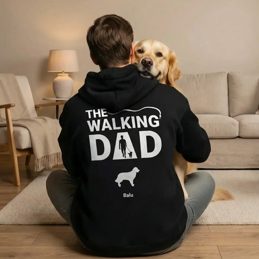 Persona seduta con un cane in grembo, con felpa nera con la scritta "The Walking Dad".