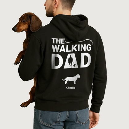 Felpa con cappuccio nera con stampa personalizzata "The Walking Dad" e motivi di cani. Indossata da un uomo con un cane.