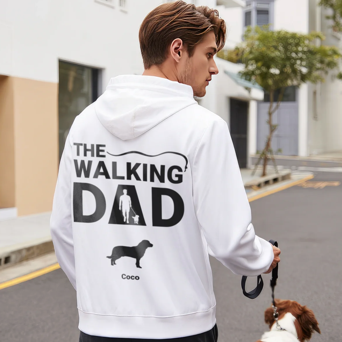 Felpa con cappuccio bianca con la scritta "THE WALKING DAD" e una grafica di cane e persona.