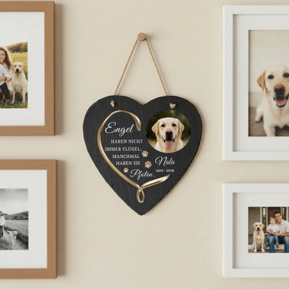 Cuore in ardesia personalizzato con sfondo nero e foto di un cane.