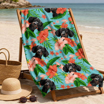 Telo mare personalizzato con fantasia floreale colorata e foto di cane su sfondo azzurro.