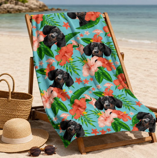 Telo mare personalizzato con fantasia floreale colorata e foto di cane su sfondo azzurro.