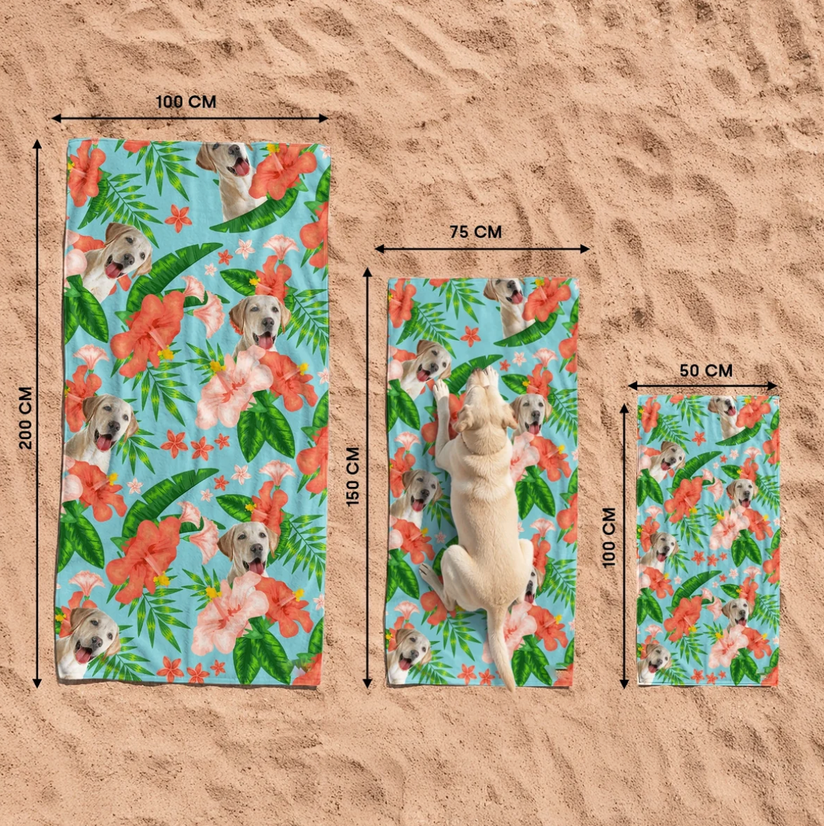 Tre teli mare personalizzati con motivo di cane e fiori colorati sulla sabbia.