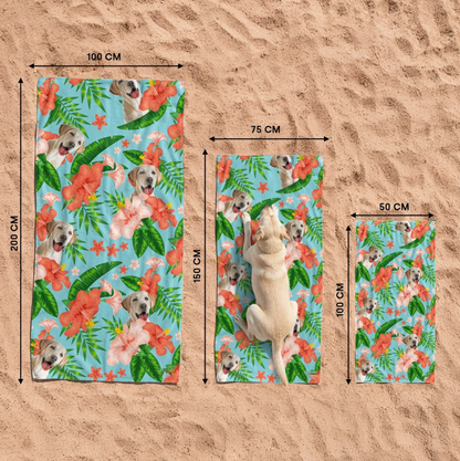 Tre teli mare personalizzati con motivo di cane e fiori colorati sulla sabbia.