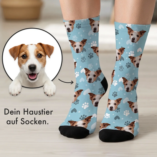Calzini colorati con motivo di cane su sfondo blu e piede nero. Personalizzabili con foto dell'animale.