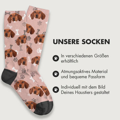 Calzini personalizzati con motivi di cani su sfondo rosa e polsino nero. Materiale traspirante.