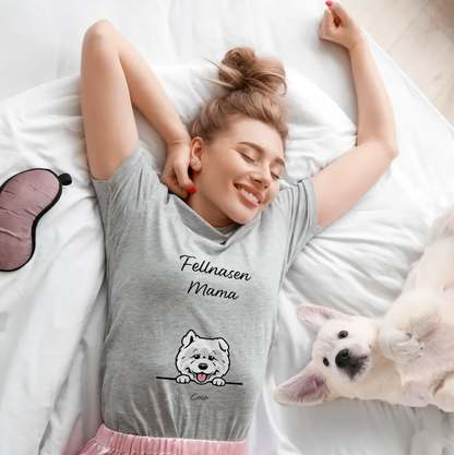 T-shirt grigia con la scritta "Fellnasen Mama" e motivo di cane, indossata da una donna sorridente a letto.