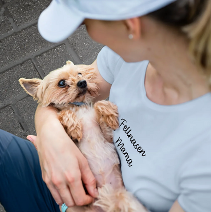T-shirt blu con la scritta "Fellnasen Mama", indossata da una persona che tiene un cane.