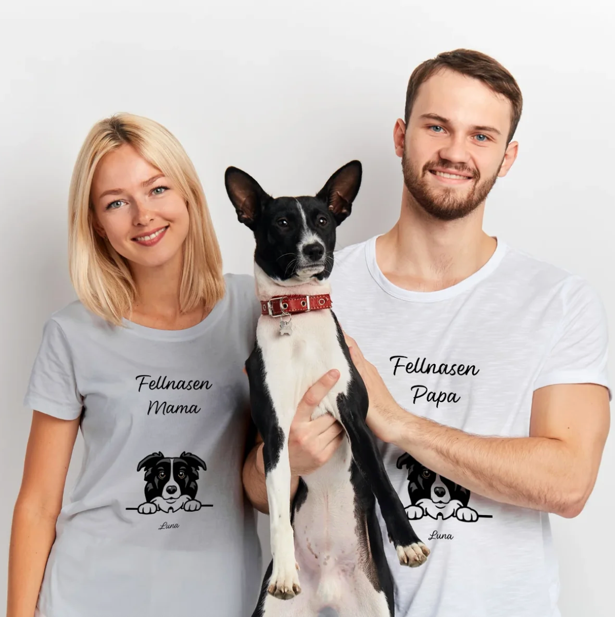 Coppia con T-shirt personalizzate con le scritte "Fellnasen Mama" e "Fellnasen Papa", che tiene un animale.