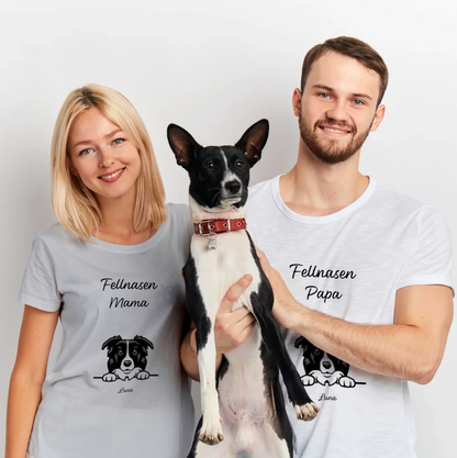 Coppia con T-shirt personalizzate con le scritte "Fellnasen Mama" e "Fellnasen Papa", che tiene un animale.