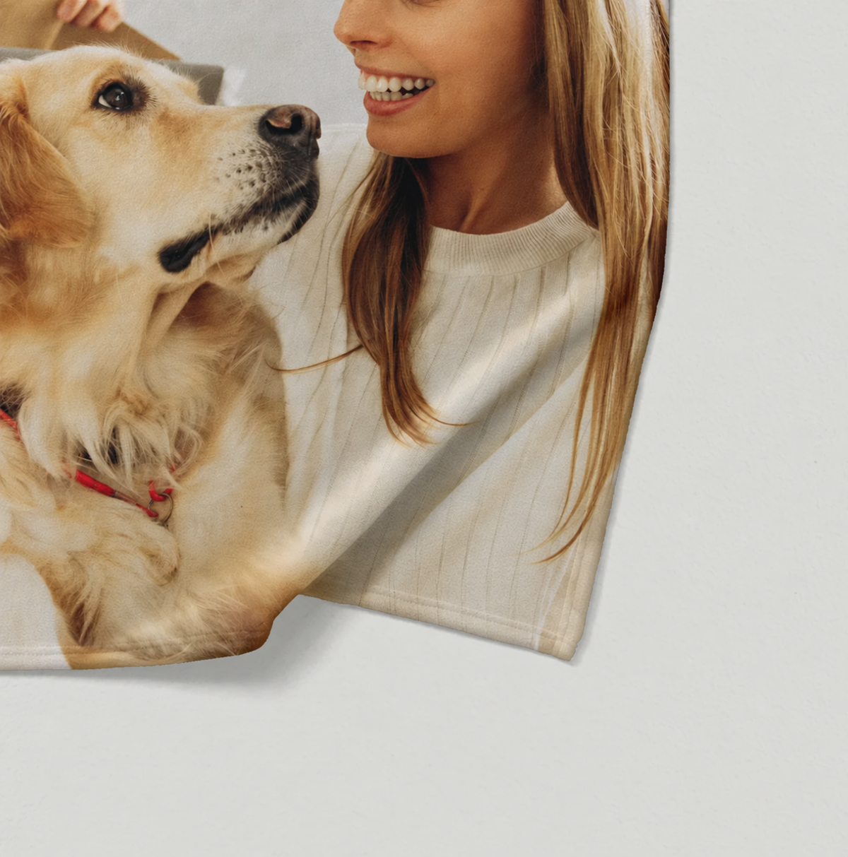 Coperta per animali personalizzata con foto di una donna e un golden retriever, in toni delicati.