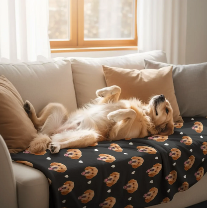 Una coperta personalizzata con teste di cani su sfondo nero, decorata con cuori, su un divano.