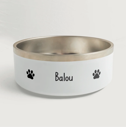 Ciotola personalizzata con bordo argentato, il nome "Balou" e impronte di zampe nere.
