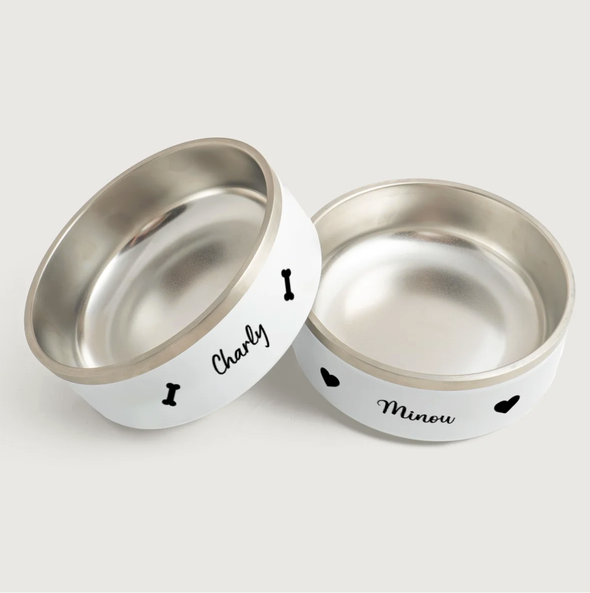 Ciotole personalizzate in acciaio inox con esterno bianco, stampate con i nomi Charly e Minou.
