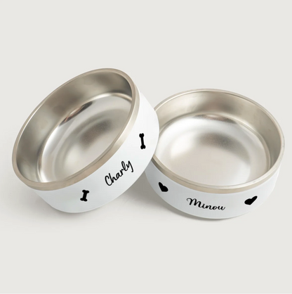 Ciotole personalizzate in acciaio inox con esterno bianco, stampate con i nomi Charly e Minou.