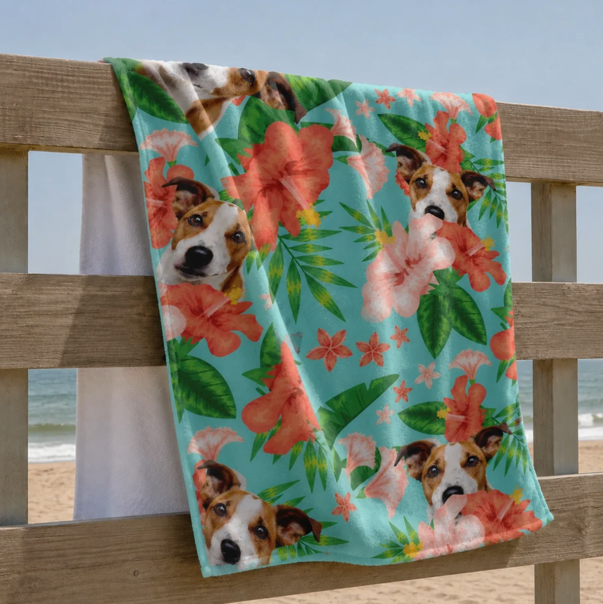 Telo mare personalizzato con motivo di cane e fiori colorati su sfondo azzurro.