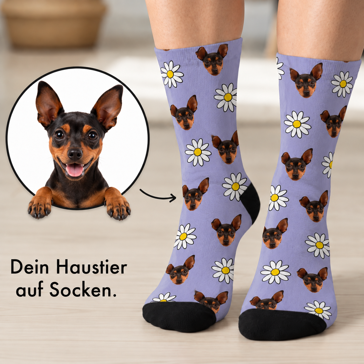 Calzini personalizzati con sfondo lilla, stampati con musetti di cani e fiori.
