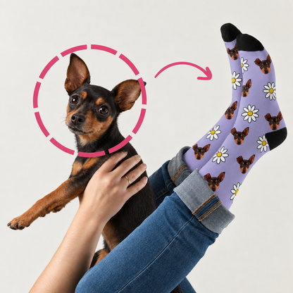 Calzini personalizzati con motivo di cane su sfondo lilla, abbinati a jeans e un cane vivace.