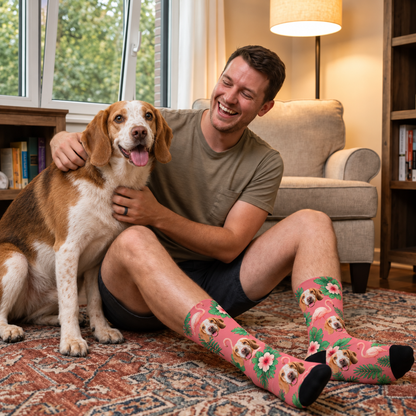 Calzini personalizzati con design uccello del paradiso in rosa, indossati da un uomo con un cane.