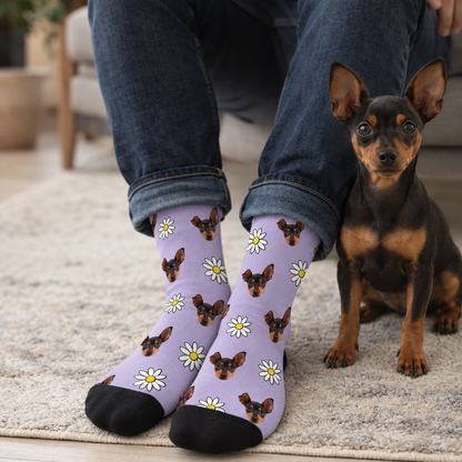 Calzini personalizzati con sfondo lilla, fantasia di cani e fiori bianchi. Comodi, con punta nera.