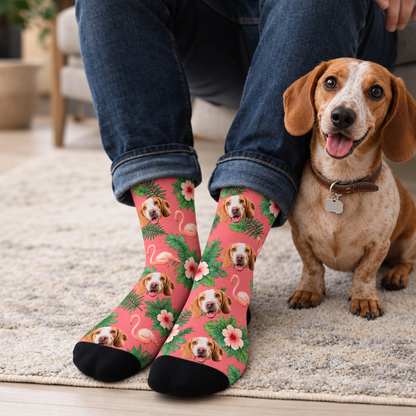 Calzini personalizzati con motivo di cane su sfondo rosa e punta nera, decorati con piante e fenicotteri.