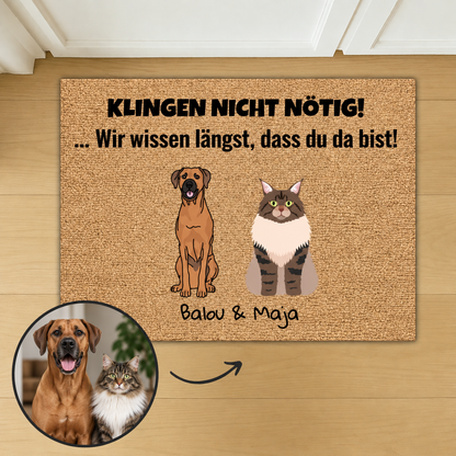 Zerbino in cocco personalizzato con disegni di cane e gatto, scritta: "Klingeln nicht nötig!"